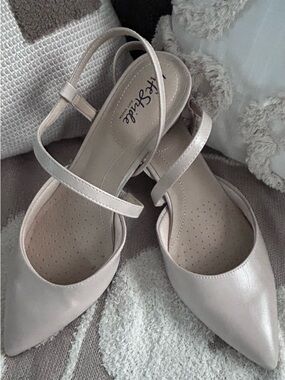 Life Stride Pointed-Toe Bone short Heel with Ankle Strap